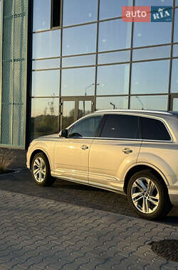 Внедорожник / Кроссовер Audi Q7 2022 в 