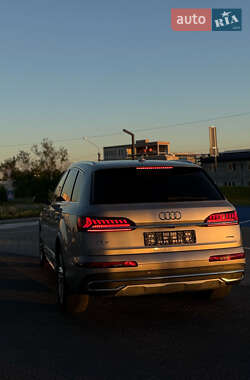 Внедорожник / Кроссовер Audi Q7 2022 в 