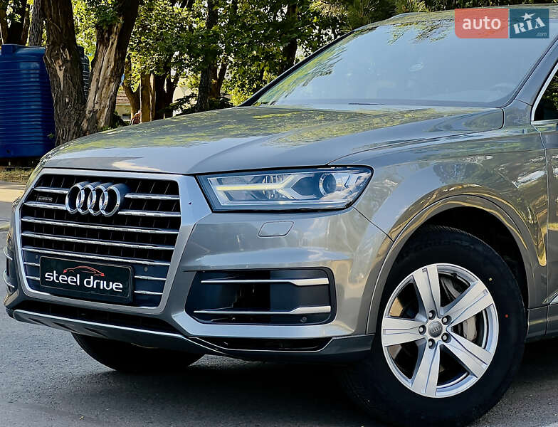 Внедорожник / Кроссовер Audi Q7 2017 в 