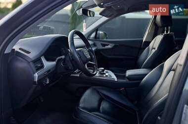 Внедорожник / Кроссовер Audi Q7 2016 в 