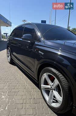 Позашляховик / Кросовер Audi Q7 2018 в 