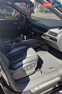 Позашляховик / Кросовер Audi Q7 2018 в 
