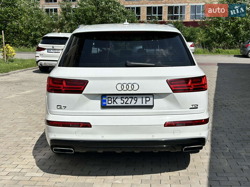 Позашляховик / Кросовер Audi Q7 2015 в Рівному