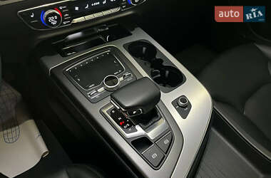 Внедорожник / Кроссовер Audi Q7 2017 в 