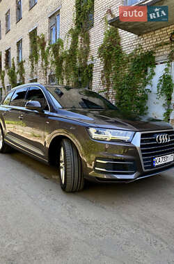 Внедорожник / Кроссовер Audi Q7 2015 в 