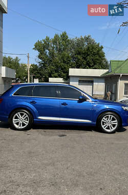 Позашляховик / Кросовер Audi Q7 2016 в 