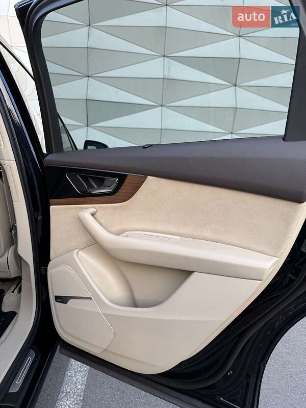 Позашляховик / Кросовер Audi Q7 2016 в Києві