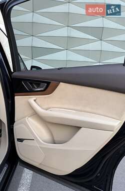 Внедорожник / Кроссовер Audi Q7 2016 в 