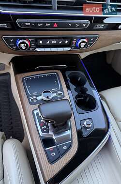 Внедорожник / Кроссовер Audi Q7 2016 в 