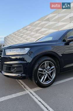 Внедорожник / Кроссовер Audi Q7 2016 в 