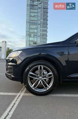 Внедорожник / Кроссовер Audi Q7 2016 в 