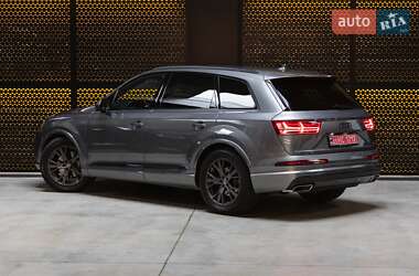 Позашляховик / Кросовер Audi Q7 2017 в 