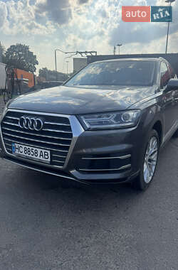 Позашляховик / Кросовер Audi Q7 2018 в 