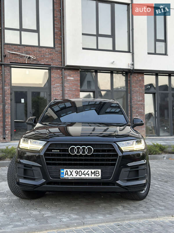 Позашляховик / Кросовер Audi Q7 2017 в 