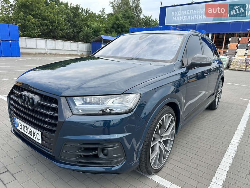 Позашляховик / Кросовер Audi Q7 2018 в 