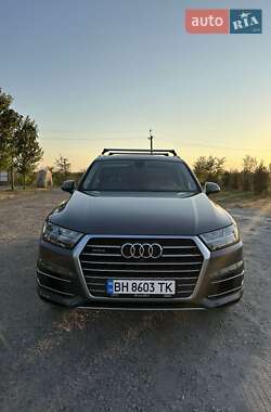Позашляховик / Кросовер Audi Q7 2019 в 