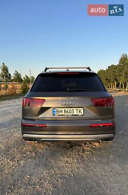 Позашляховик / Кросовер Audi Q7 2019 в 