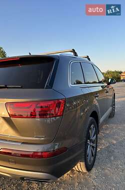 Позашляховик / Кросовер Audi Q7 2019 в 