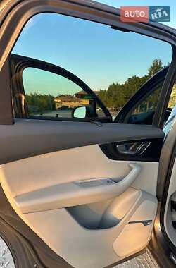 Позашляховик / Кросовер Audi Q7 2019 в 