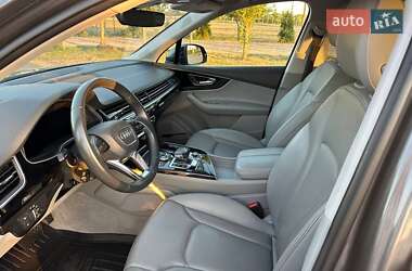 Позашляховик / Кросовер Audi Q7 2019 в 
