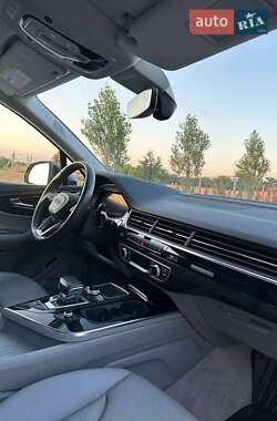 Позашляховик / Кросовер Audi Q7 2019 в 