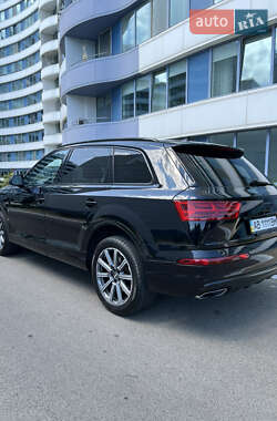 Позашляховик / Кросовер Audi Q7 2017 в 