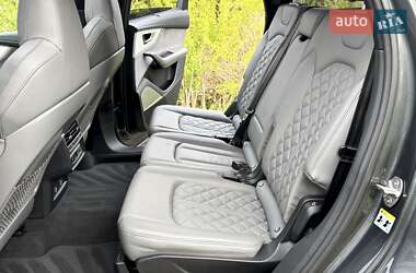 Позашляховик / Кросовер Audi Q7 2021 в 