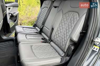 Позашляховик / Кросовер Audi Q7 2021 в 