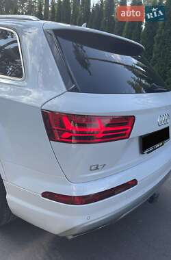 Позашляховик / Кросовер Audi Q7 2017 в 