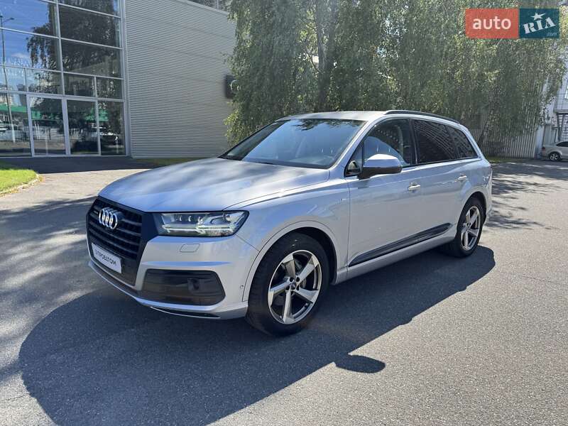 Позашляховик / Кросовер Audi Q7 2018 в 