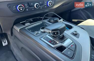 Позашляховик / Кросовер Audi Q7 2018 в 