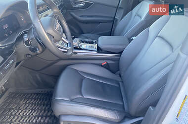 Позашляховик / Кросовер Audi Q7 2021 в 