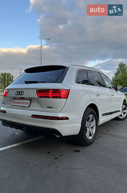 Позашляховик / Кросовер Audi Q7 2018 в 