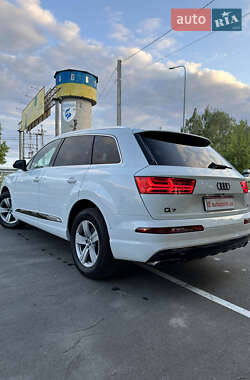 Позашляховик / Кросовер Audi Q7 2018 в 