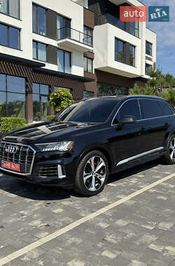 Позашляховик / Кросовер Audi Q7 2020 в 
