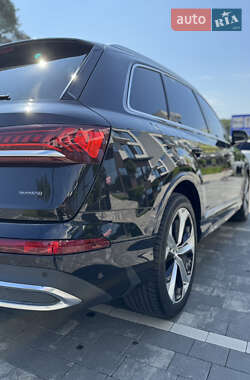 Позашляховик / Кросовер Audi Q7 2020 в 
