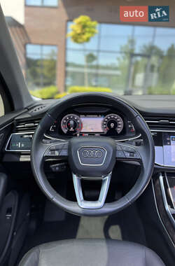 Позашляховик / Кросовер Audi Q7 2020 в 