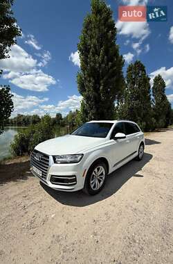 Внедорожник / Кроссовер Audi Q7 2017 в 