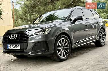 Позашляховик / Кросовер Audi Q7 2021 в 