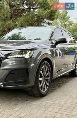 Позашляховик / Кросовер Audi Q7 2021 в 