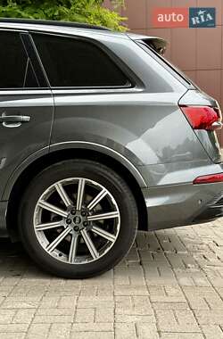 Позашляховик / Кросовер Audi Q7 2021 в 