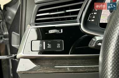 Позашляховик / Кросовер Audi Q7 2021 в 
