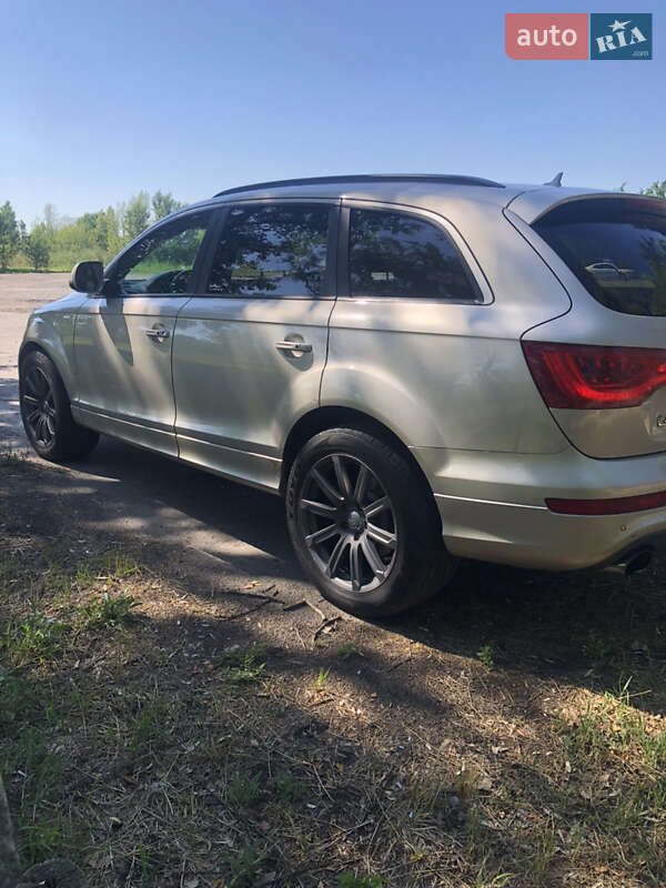 Позашляховик / Кросовер Audi Q7 2013 в Павлограді