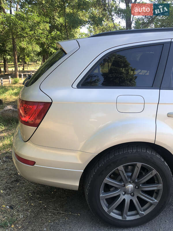 Позашляховик / Кросовер Audi Q7 2013 в Павлограді
