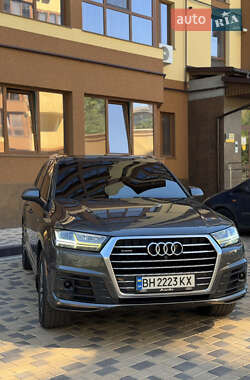 Позашляховик / Кросовер Audi Q7 2017 в 