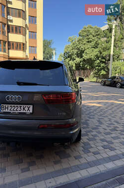 Позашляховик / Кросовер Audi Q7 2017 в 