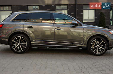 Позашляховик / Кросовер Audi Q7 2019 в 