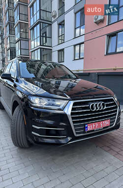 Позашляховик / Кросовер Audi Q7 2015 в 