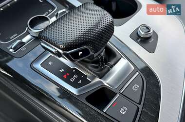 Позашляховик / Кросовер Audi Q7 2019 в 