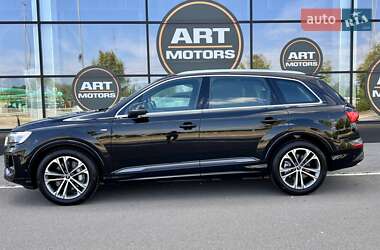 Позашляховик / Кросовер Audi Q7 2025 в 